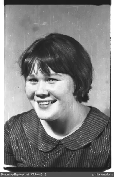 Porträt einer Frau mit kurzen dunklen Haaren