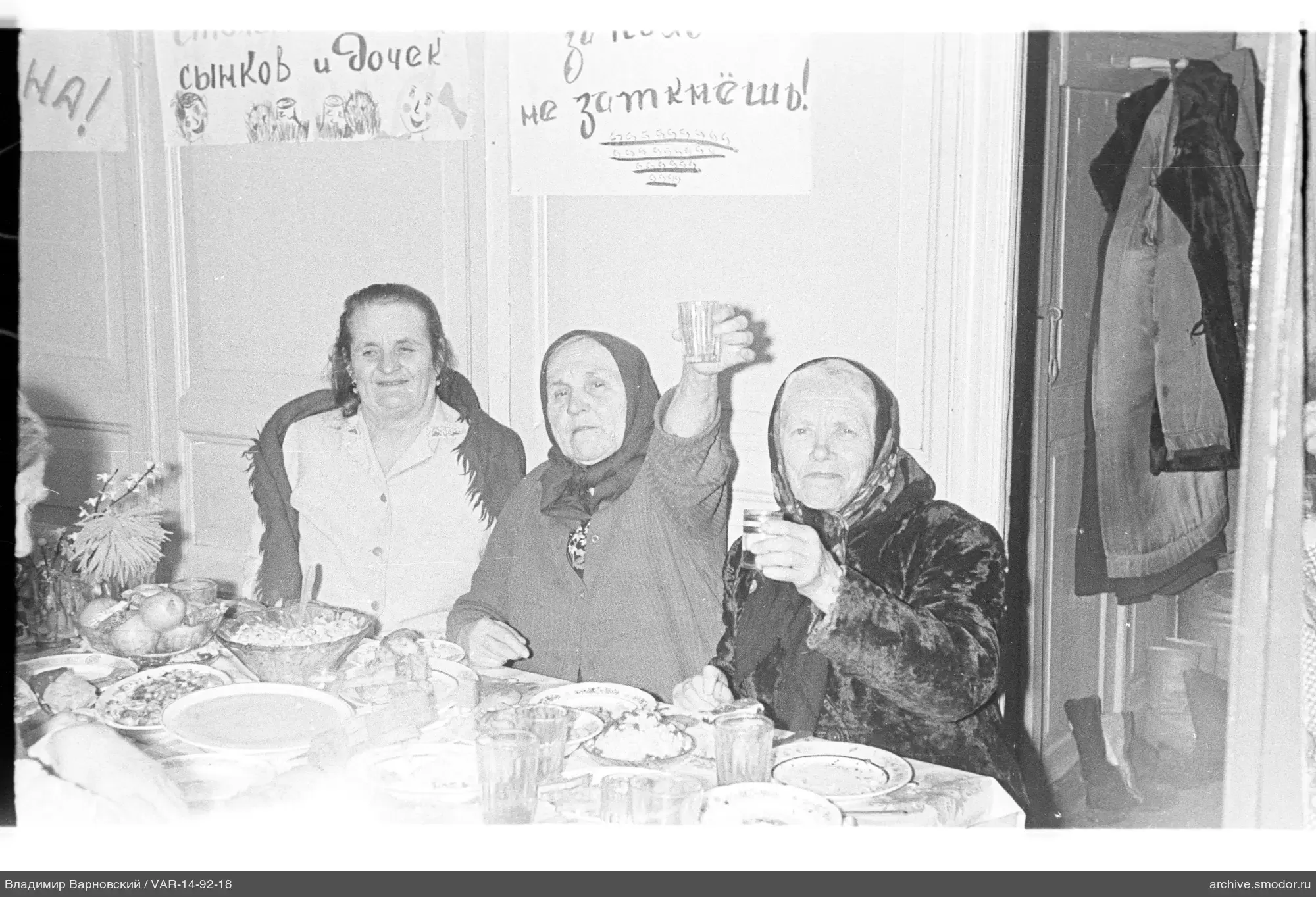 Gruppenporträt älterer Frauen am Tisch