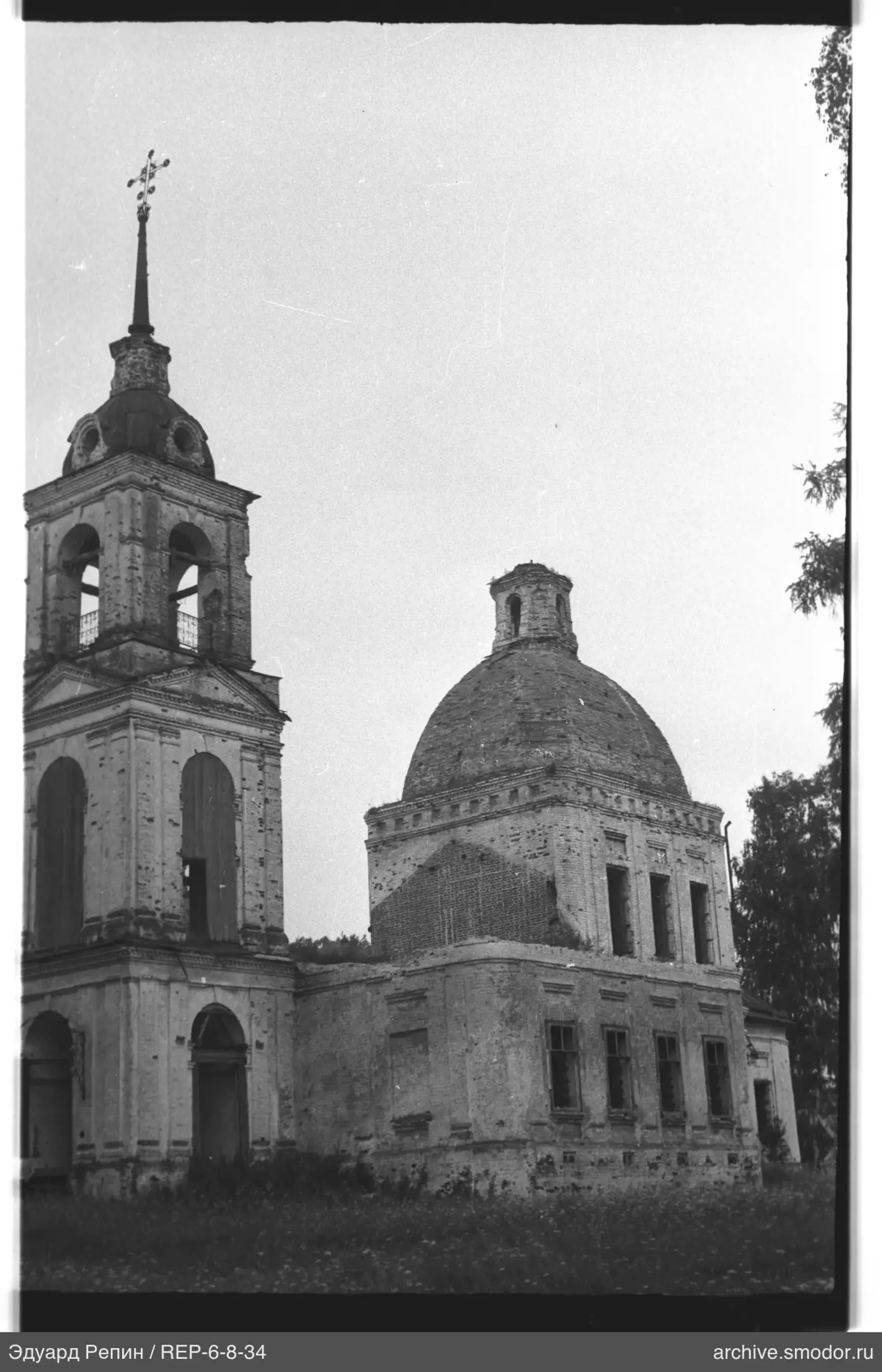 Steinernes Gebäude mit Glockenturm und Kuppel