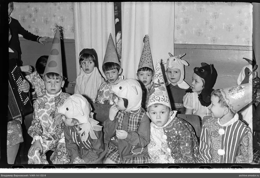 Kinder in Kostümen auf Gruppenfoto