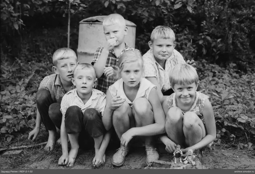 Gruppe von Kindern auf dem Boden