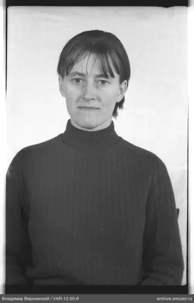 Porträt einer Frau in dunklem Pullover