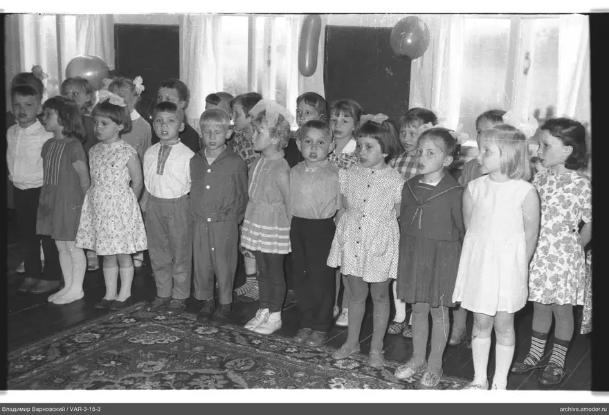 Gruppenporträt von Kindern im Raum