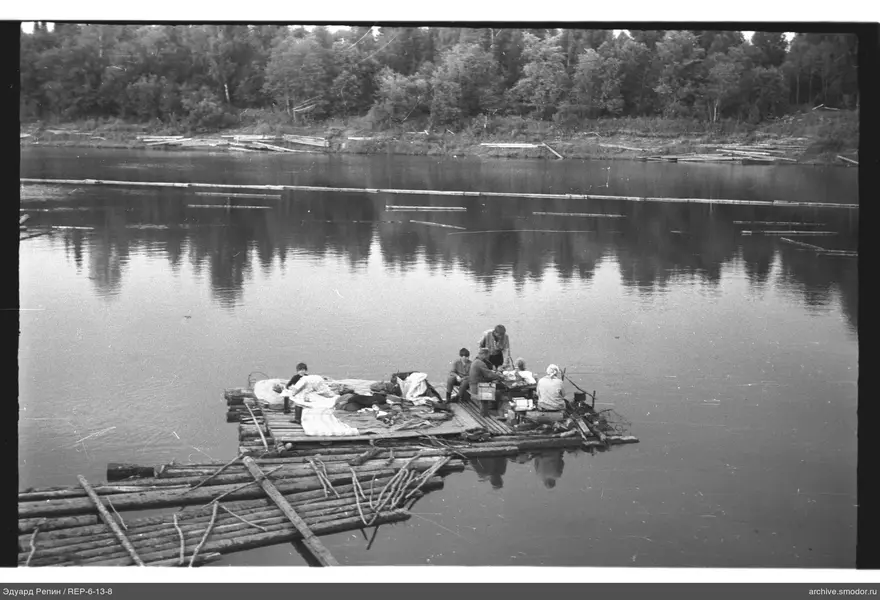 Floß mit Menschen auf dem Fluss