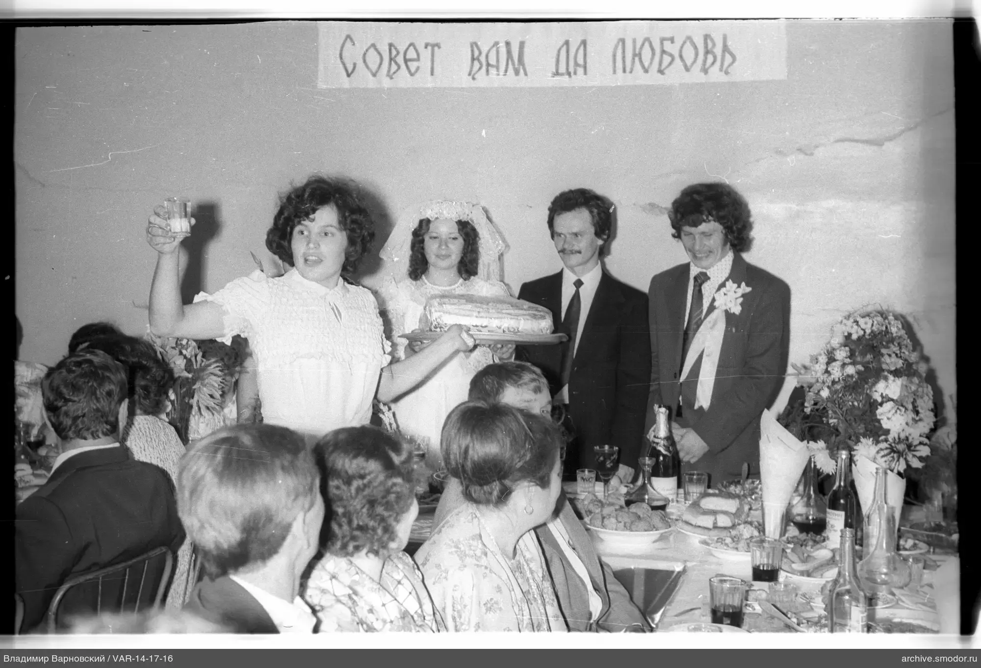 Frau mit Brot und Glas bei Feier