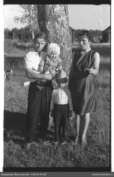 Gruppenporträt mit Kindern und Frau