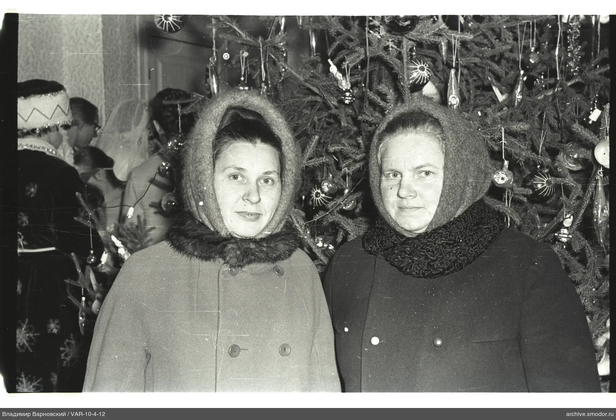 Zwei Frauen vor geschmücktem Weihnachtsbaum