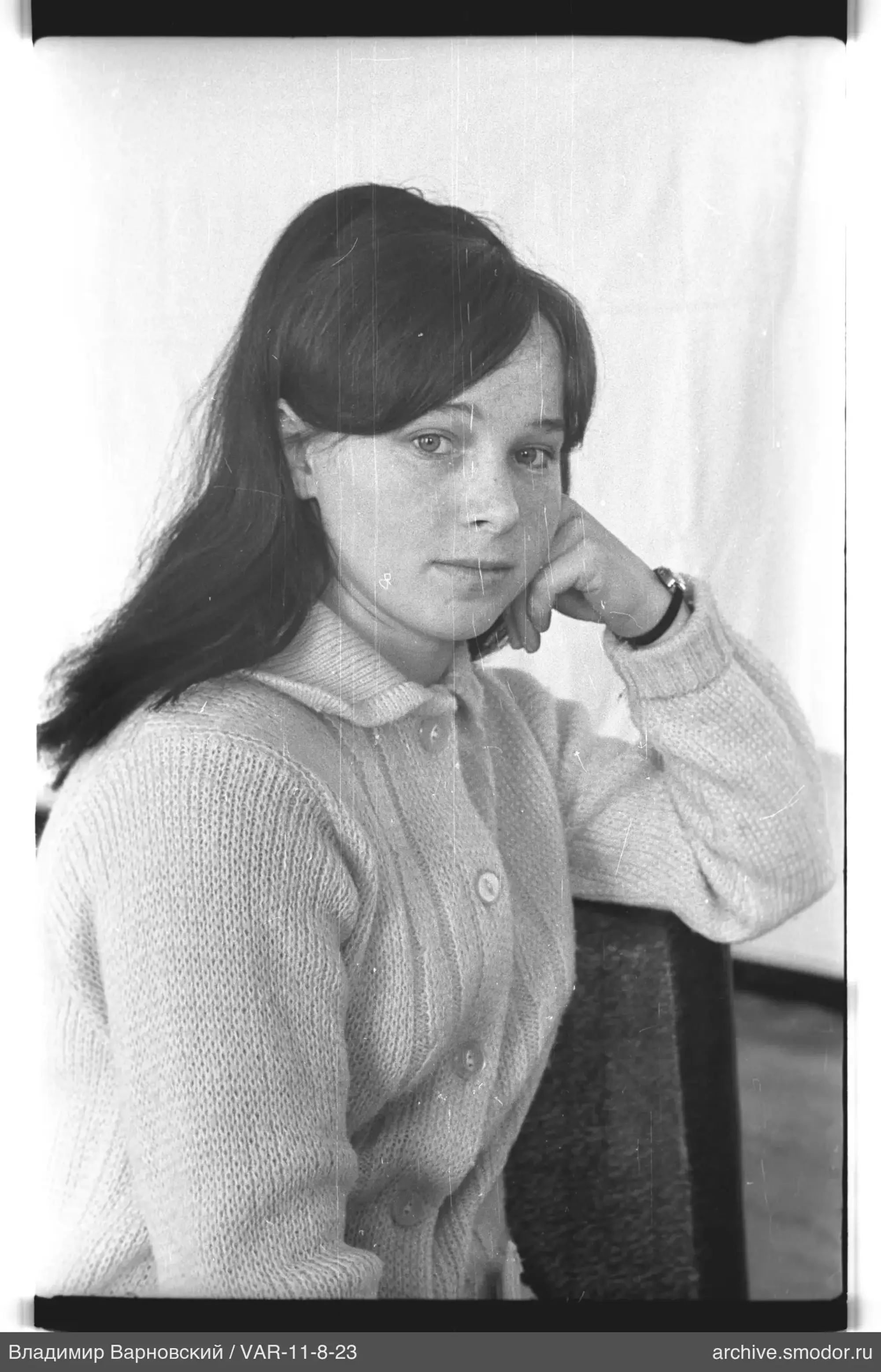 Porträt einer Frau in heller Strickjacke