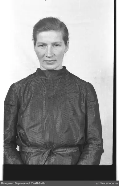 Porträt einer Frau in dunkler Bluse