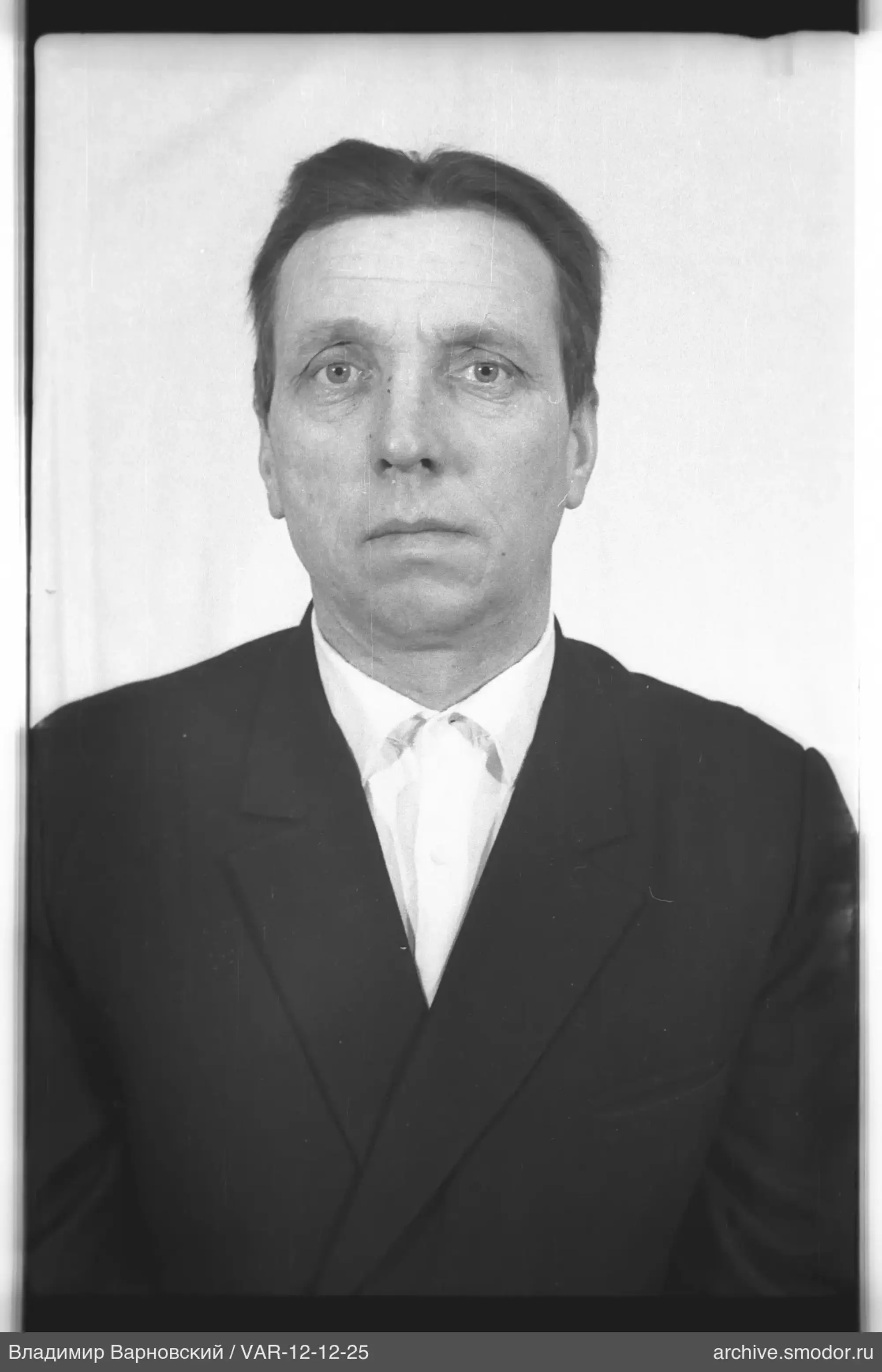 Porträt eines Mannes in dunkler Jacke