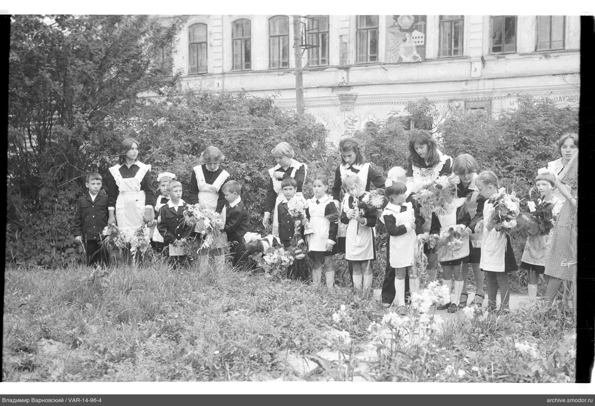 Gruppenporträt von Kindern und Frauen