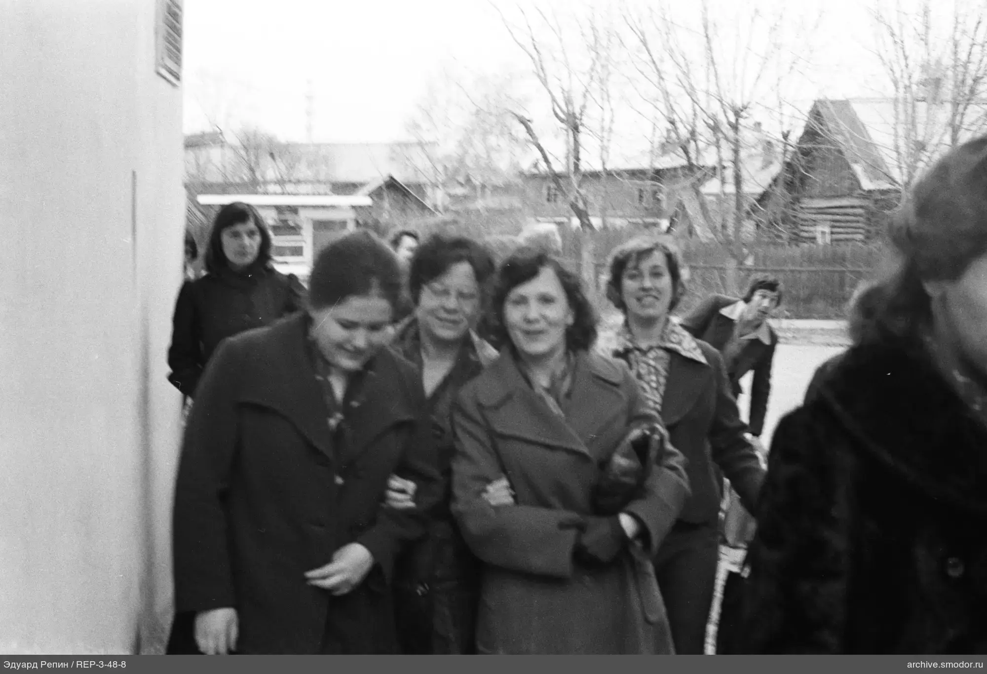 Групповая фотография женщин на улице