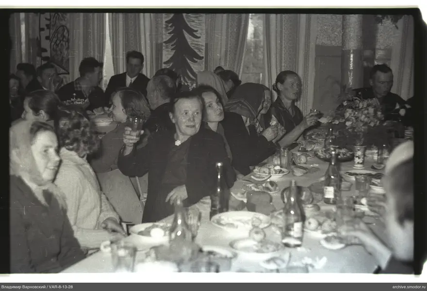 Gruppe am festlichen Tisch