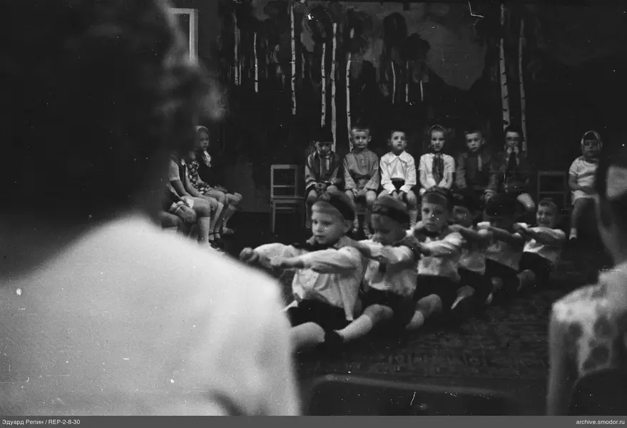 Kinder bei Veranstaltung mit Birkenzeichnung