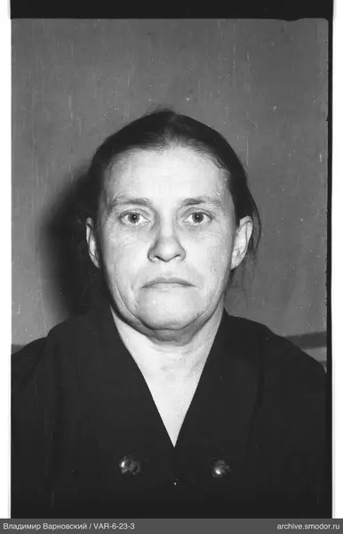 Porträt einer Frau im dunklen Mantel