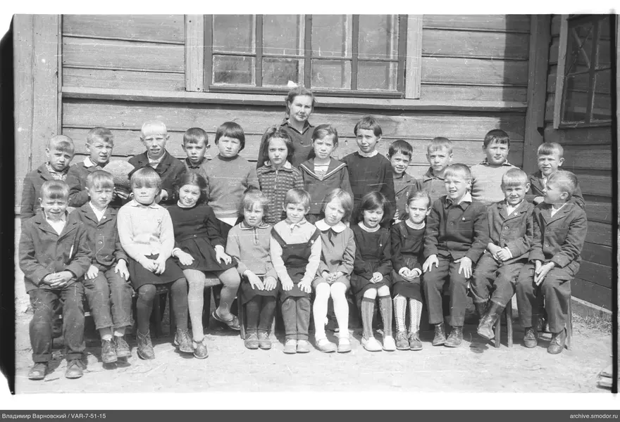 Gruppenporträt mit Frau und Kindern
