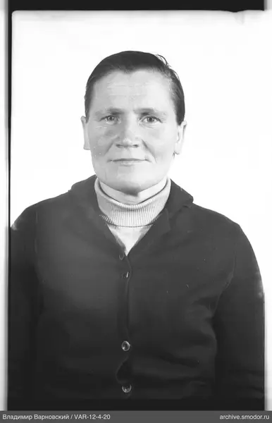 Porträt eines Mannes in dunkler Strickjacke