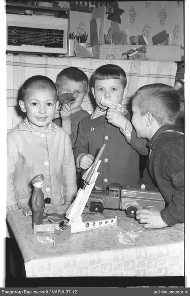 Gruppe von Jungen mit Spielzeugen