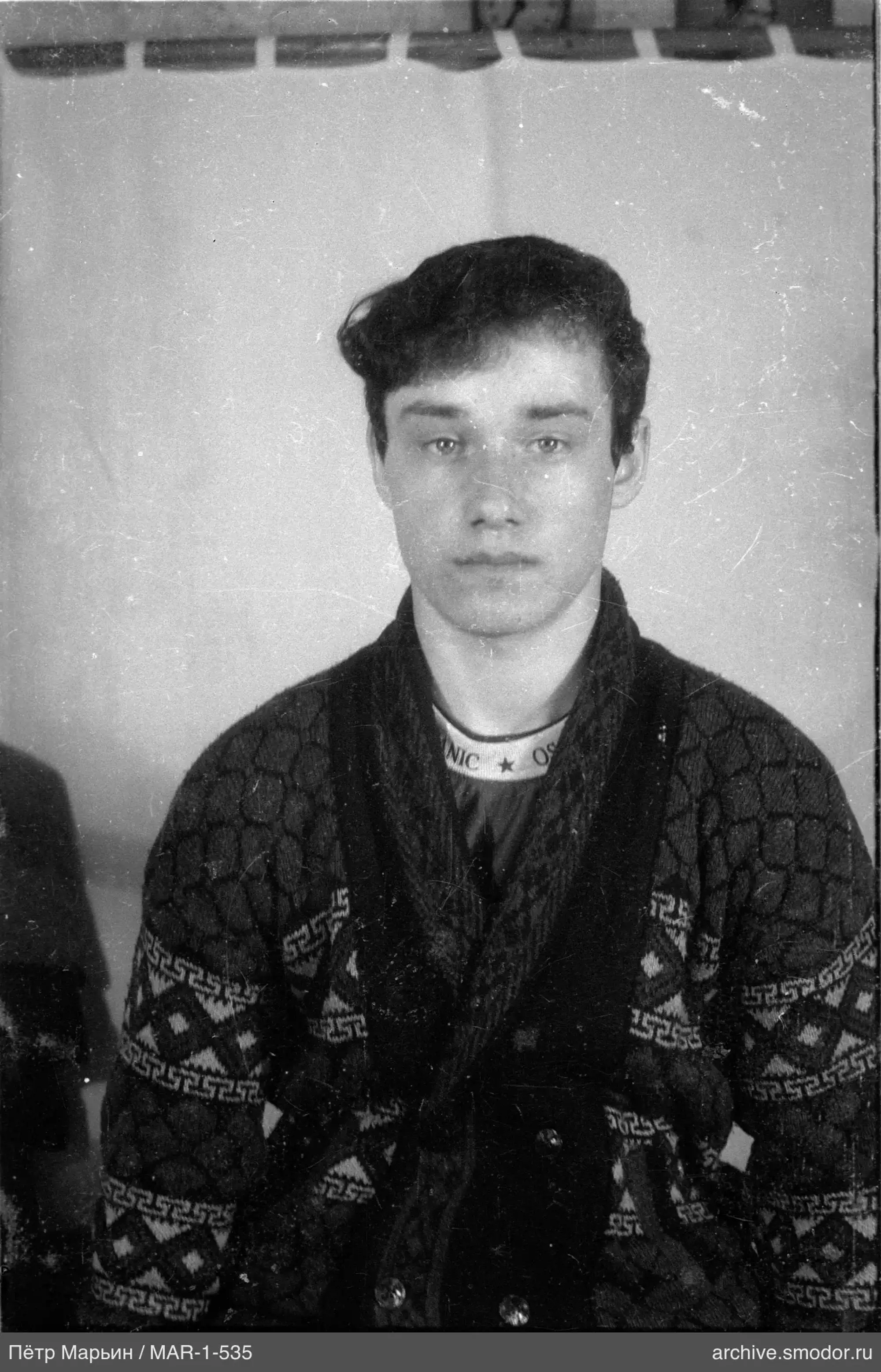 Портрет мужчины в кардигане