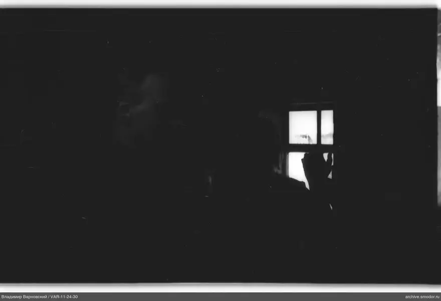 Dunkler Raum mit Silhouetten und Fenster