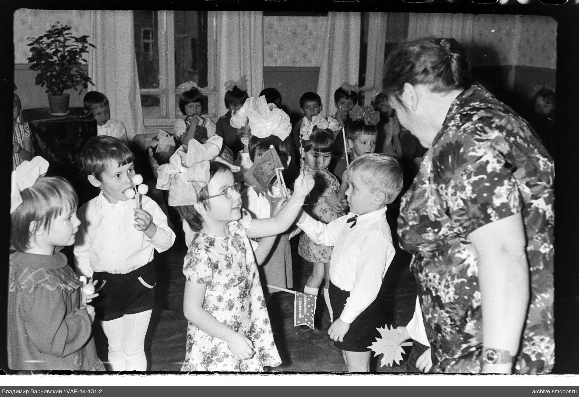 Gruppe von Kindern mit Frau und Fähnchen