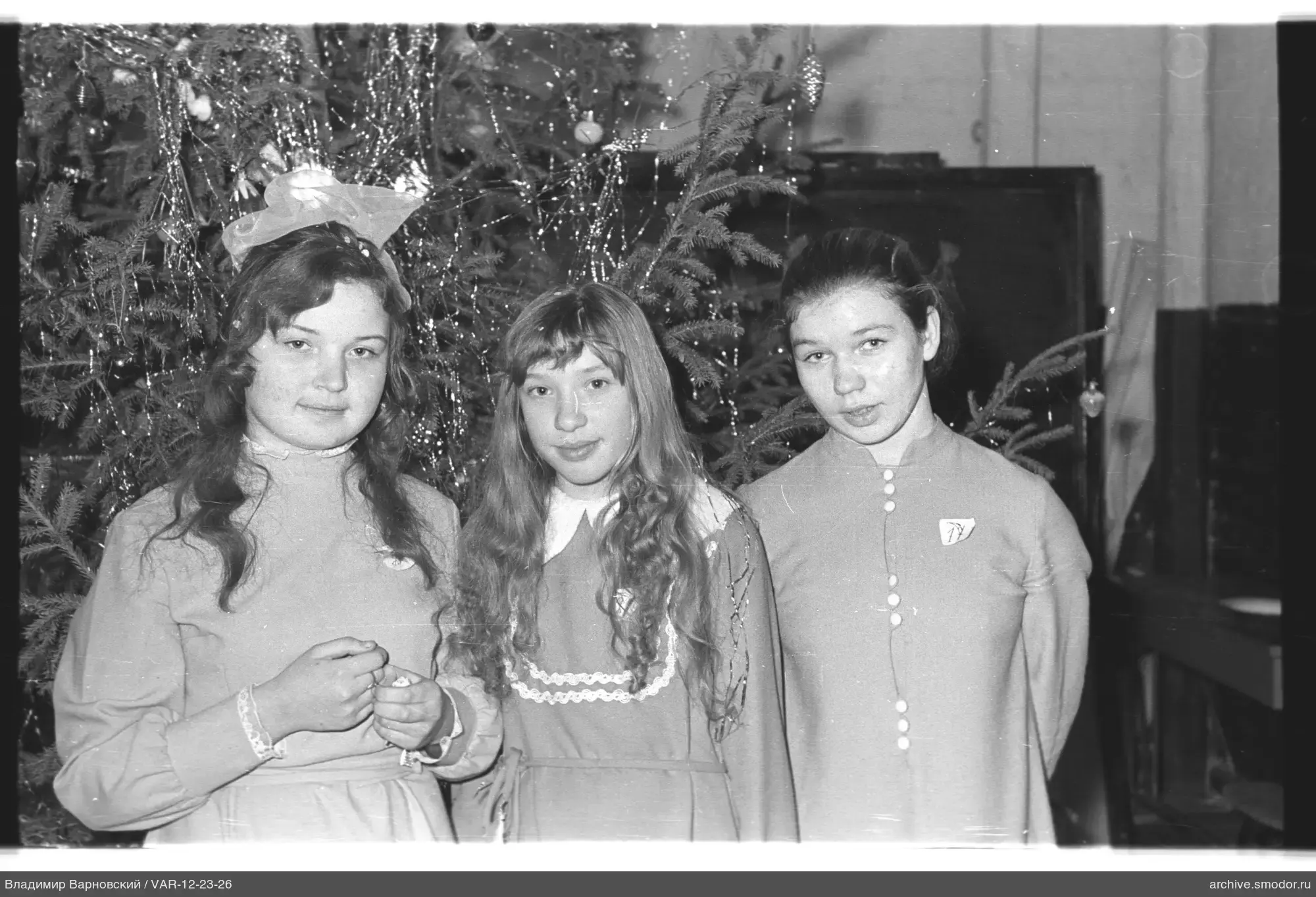 Gruppenporträt von Mädchen vor einem Weihnachtsbaum