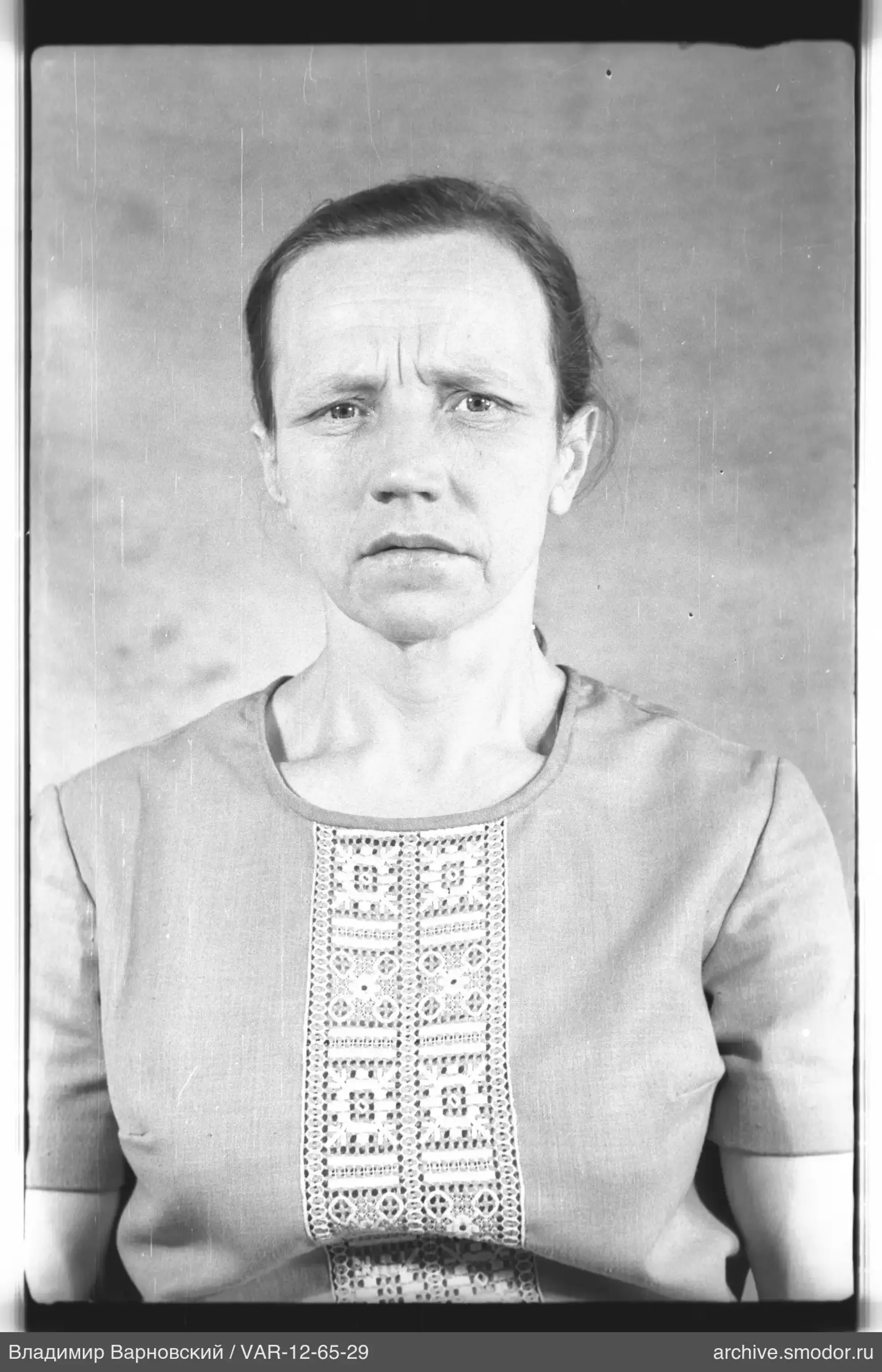 Портрет женщины в светлой блузке