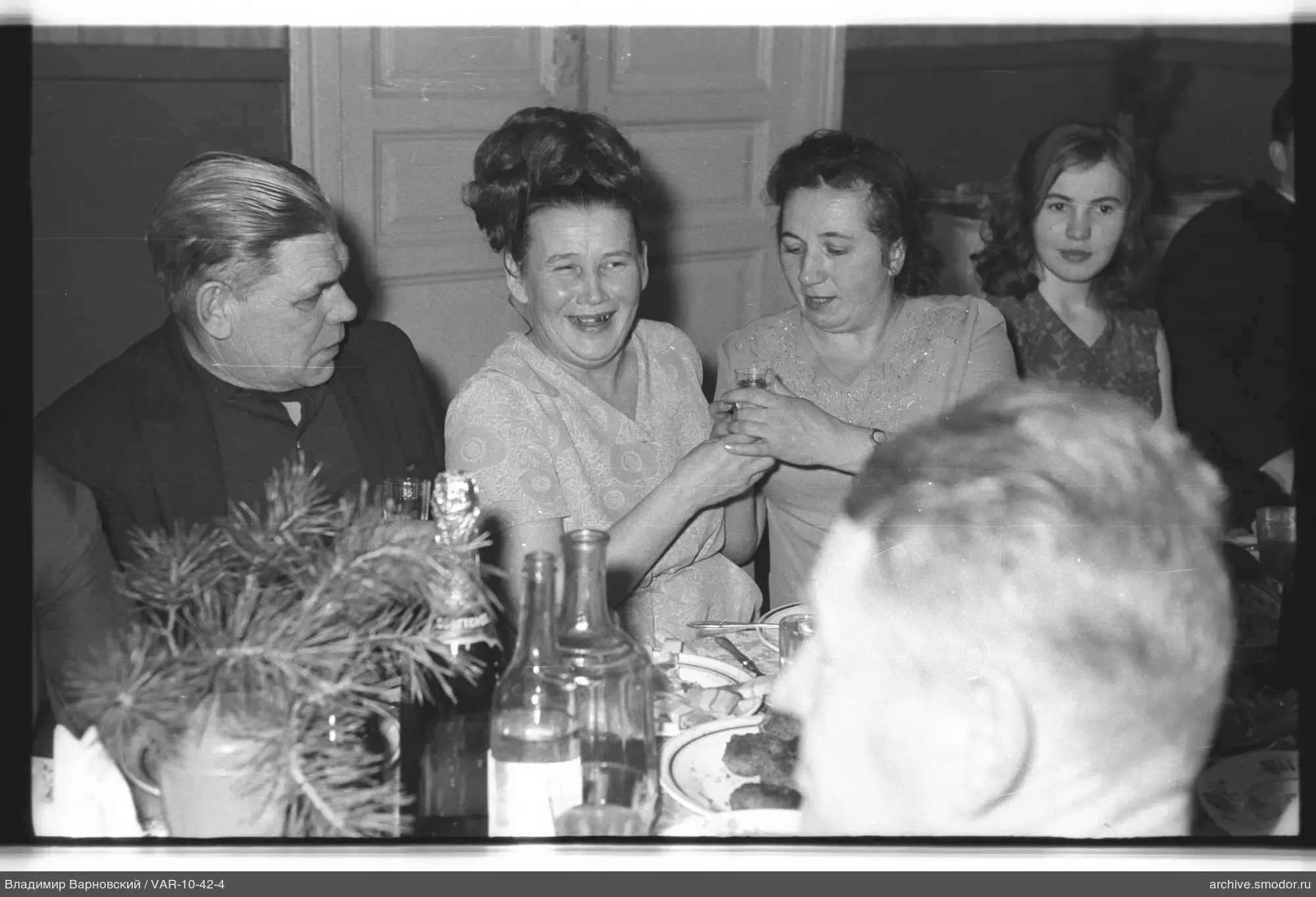 Gruppe am Tisch mit Essen und Getränken