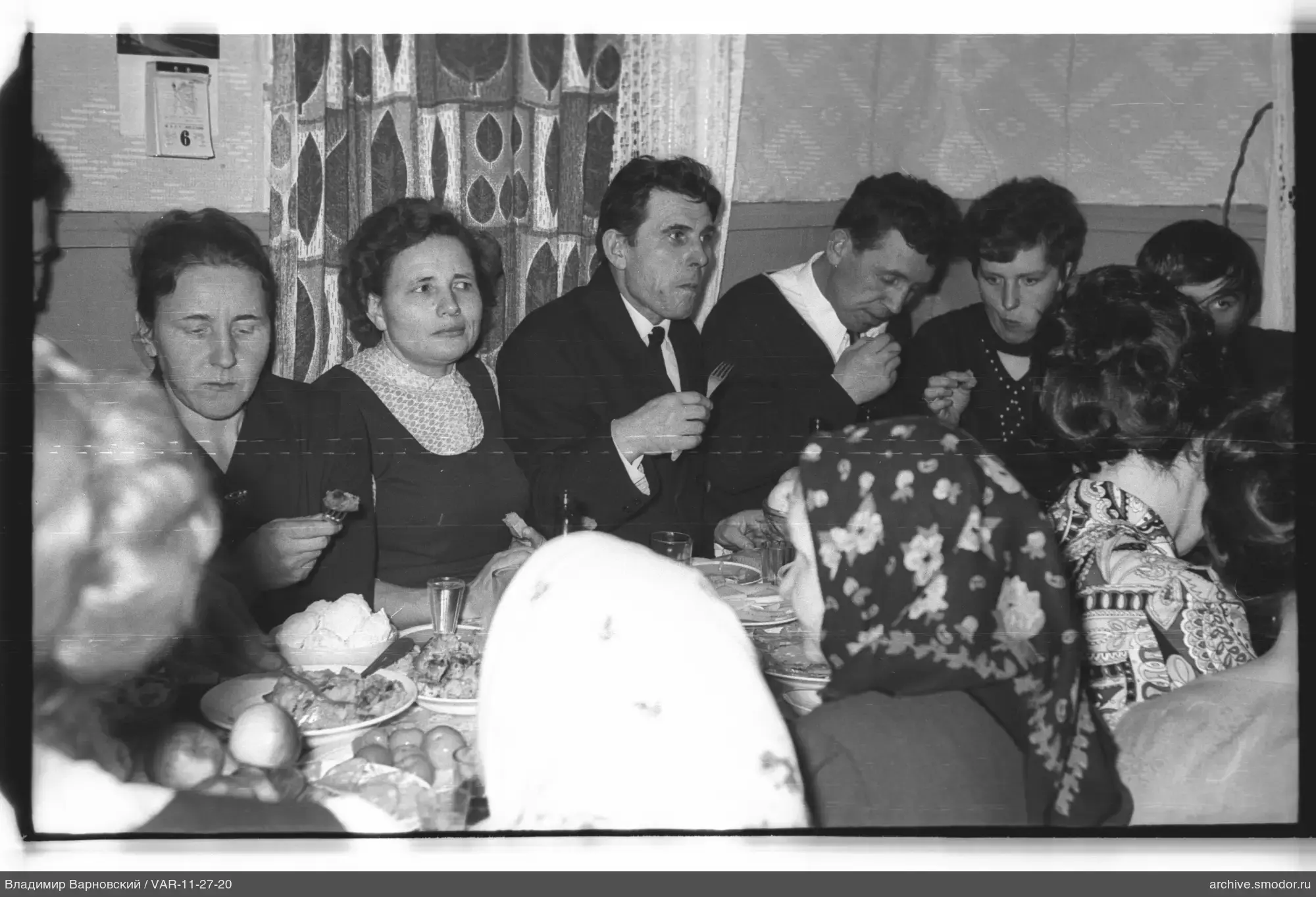 Группа за столом с едой и напитками