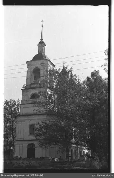 Вид на каменную церковь с колокольней и куполами
