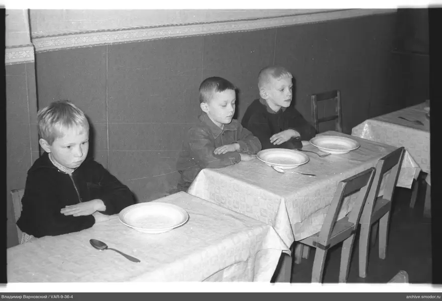 Drei Jungen am Tisch
