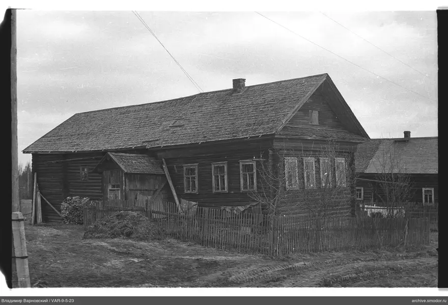 Деревянный дом с двускатной крышей