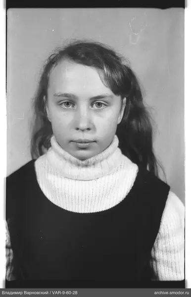 Porträt einer Frau in Pullover und Weste