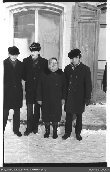 Группа людей на снегу у здания