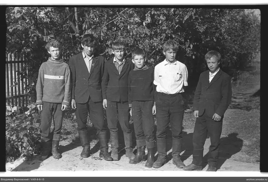 Gruppenporträt von Jungen auf einem Feldweg