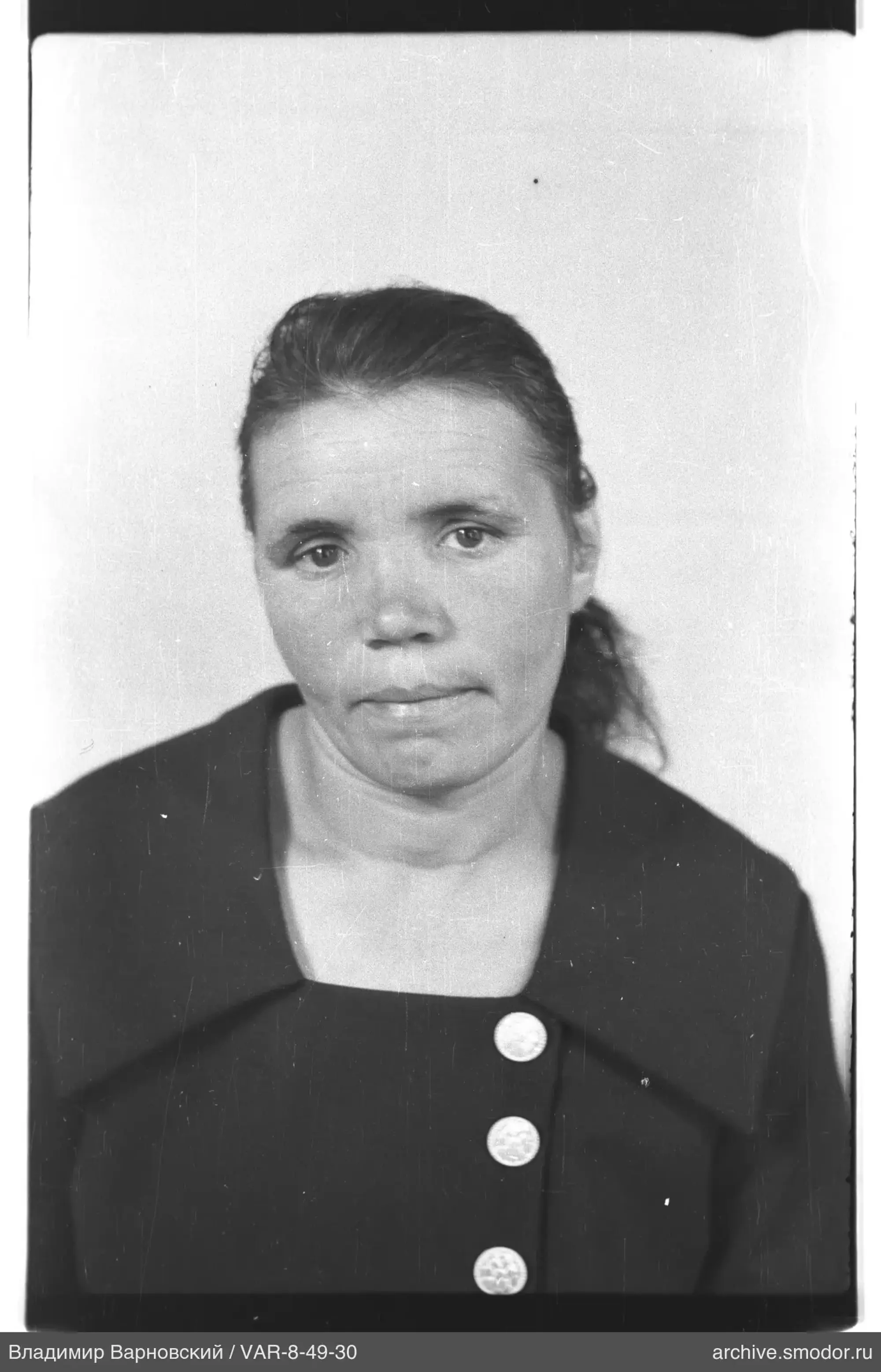 Porträt einer Frau in dunklem Kleid