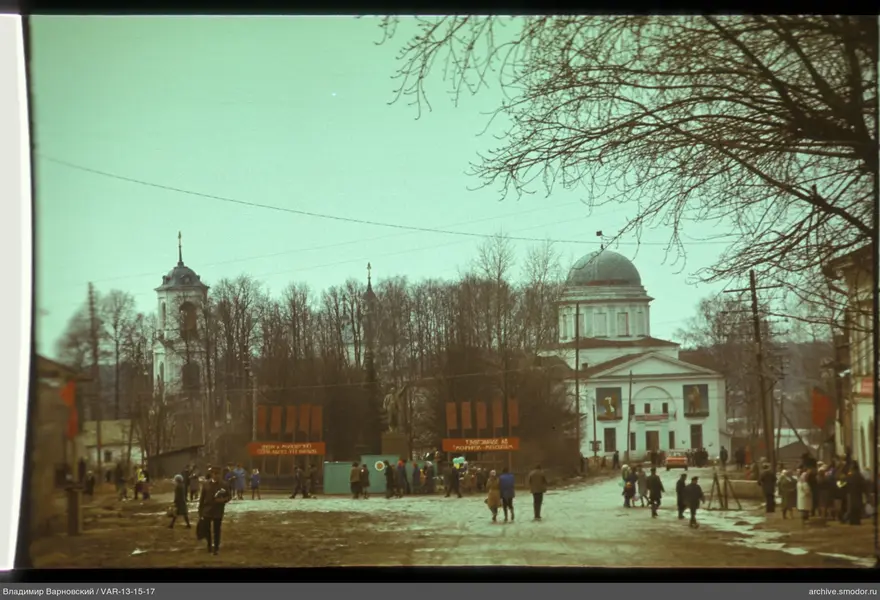 Памятник с фигурой на постаменте