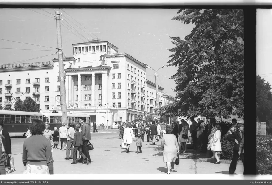 Street scene with pedestrians and trolleybuses