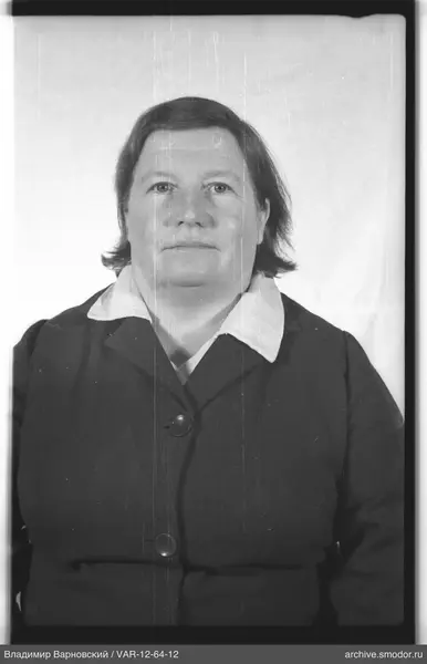 Porträt einer Frau im dunklen Mantel