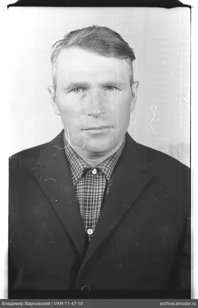 Porträt eines Mannes in Jacke und Hemd