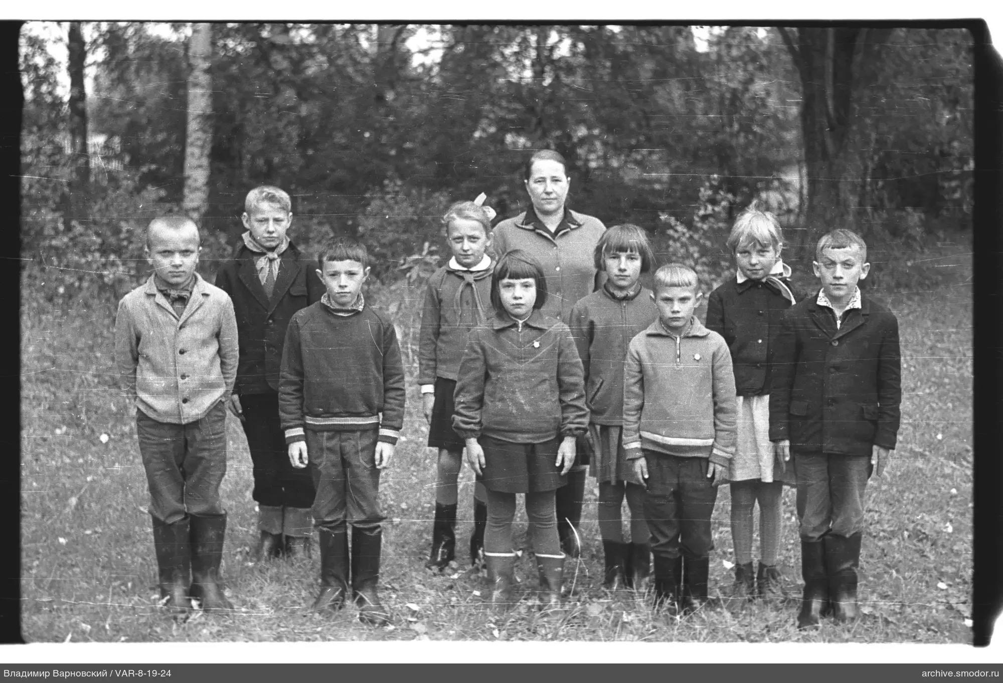 Gruppenporträt von Kindern und Frau