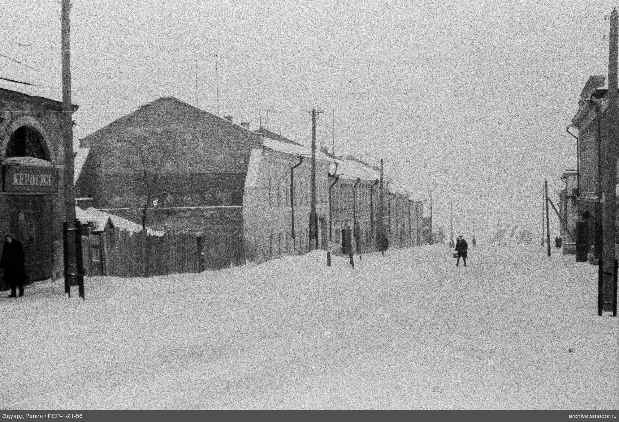 Городская улица с людьми и зданиями