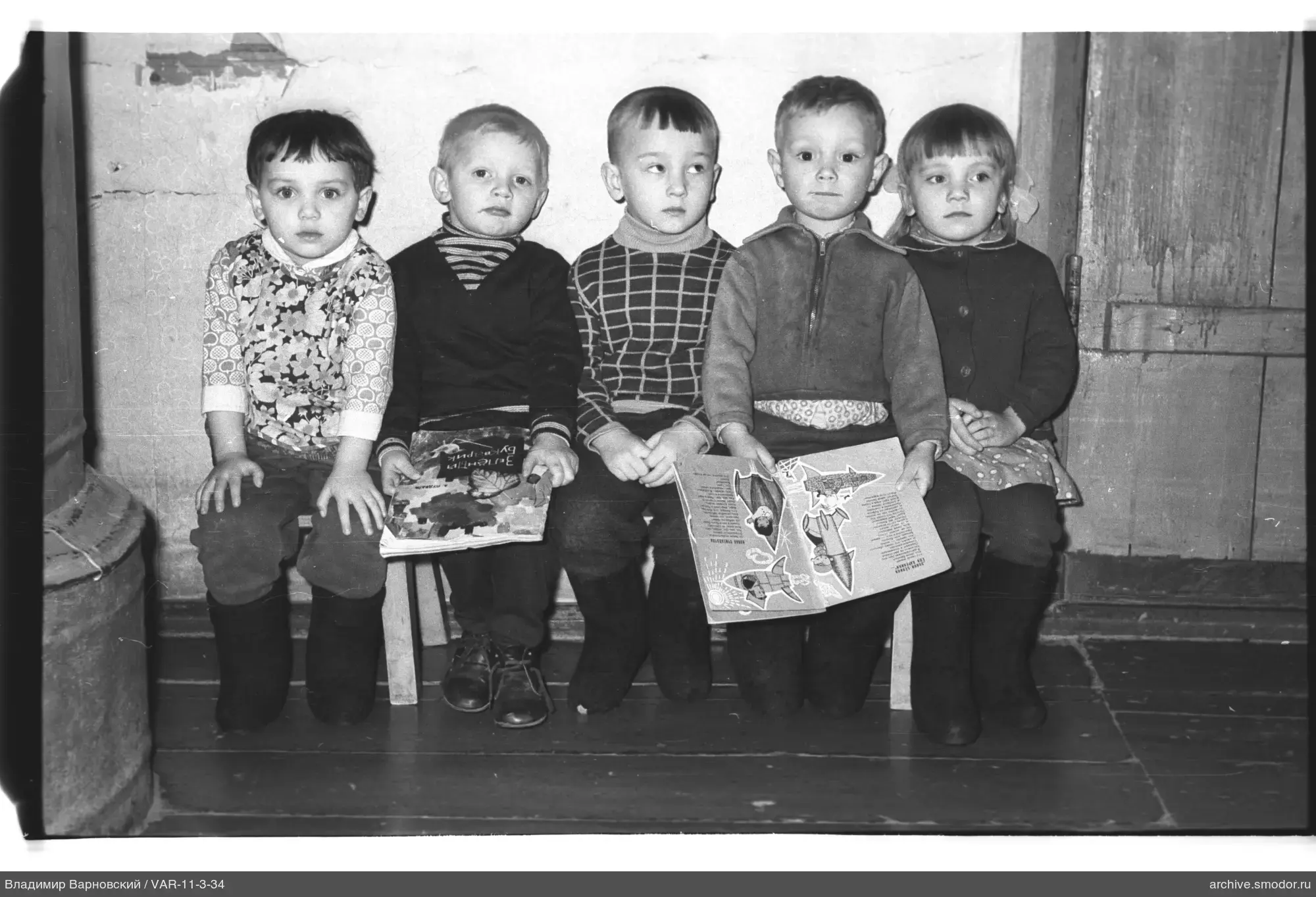 Gruppe von Kindern auf einer Bank
