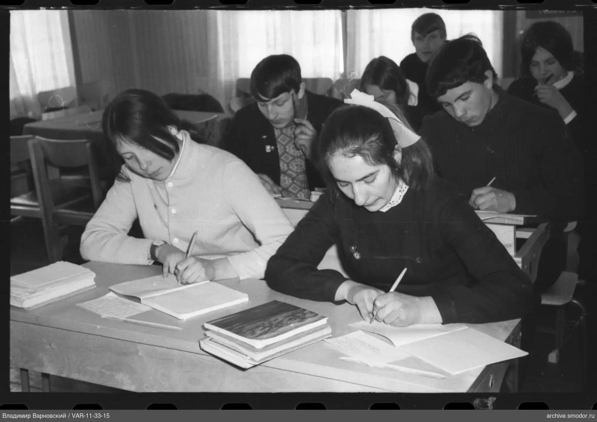 Ученицы за партами в классе