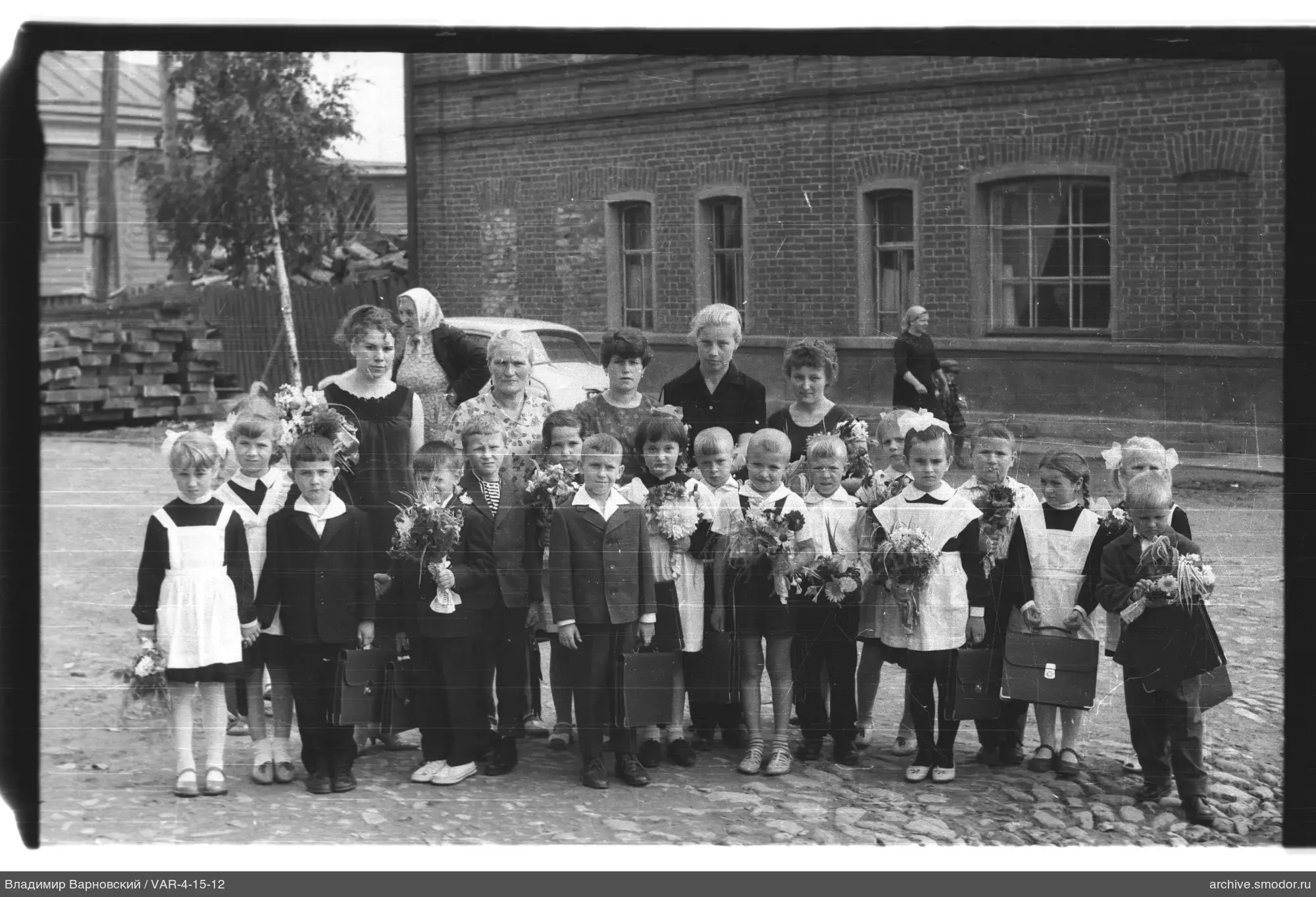 Gruppenporträt von Kindern und Frauen