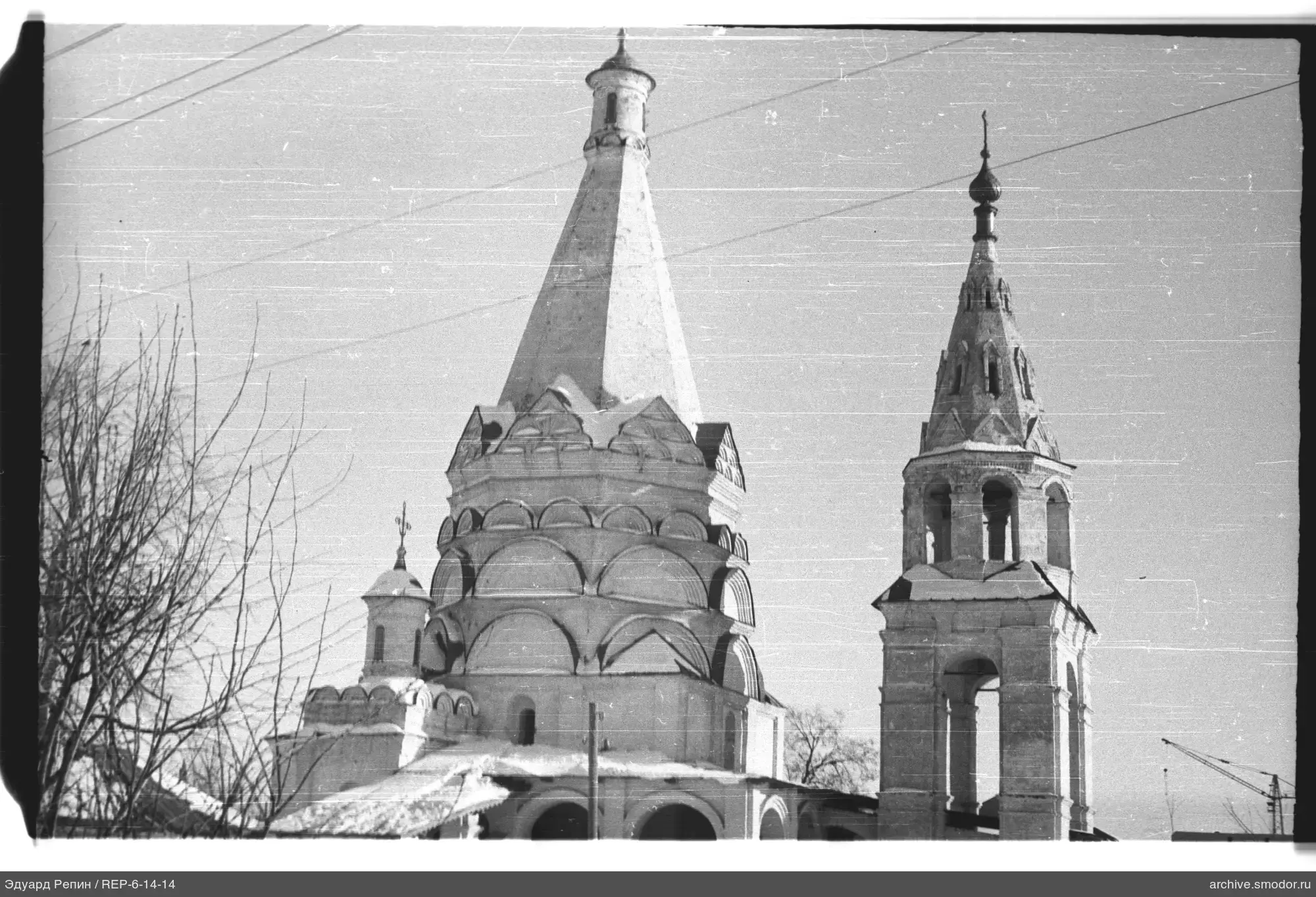 Два церковных башни и кран