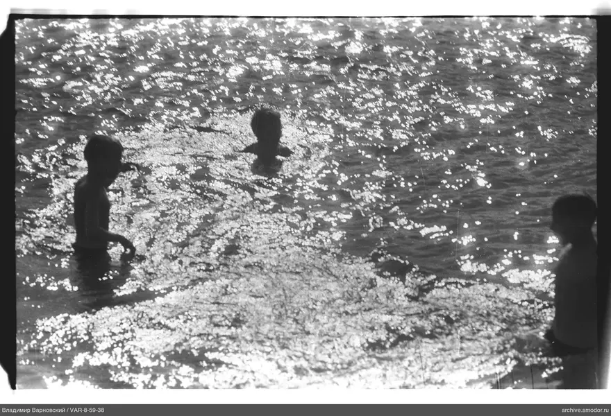 Drei Jungen im Wasser