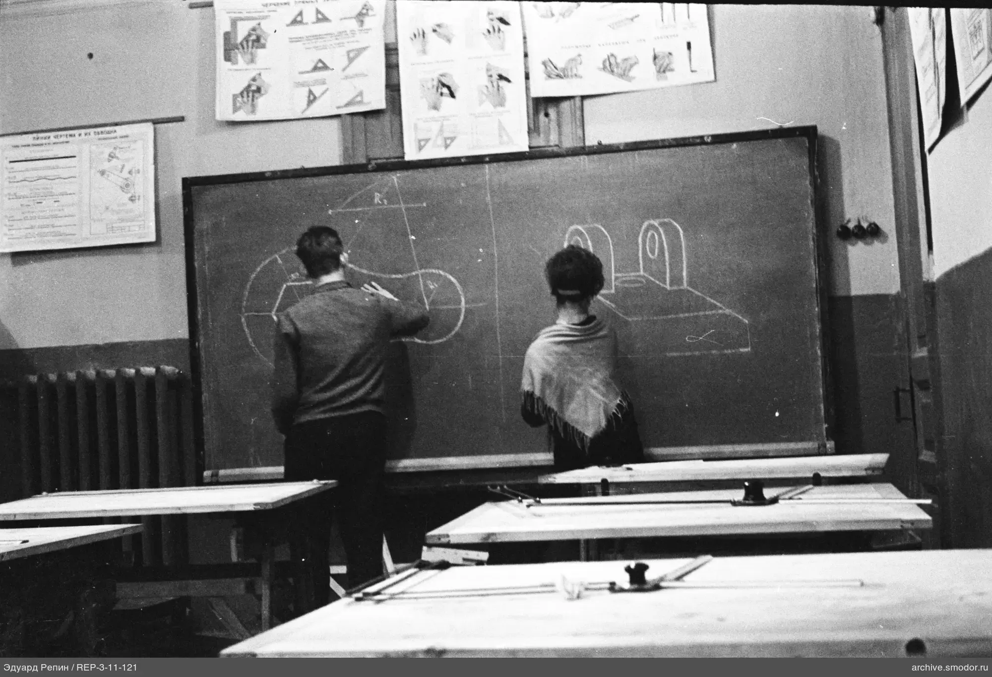 Klassenzimmer mit technischen Zeichnungen und Postern