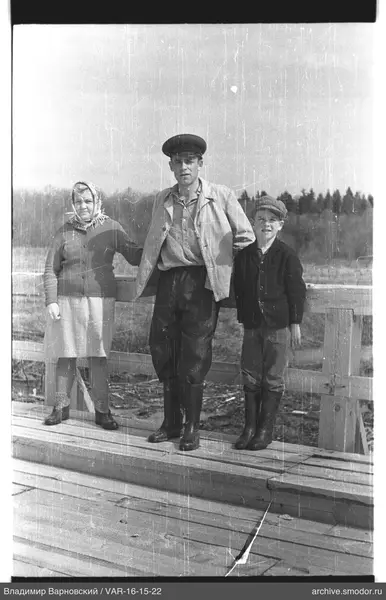 Gruppe auf Holzsteg am Zaun