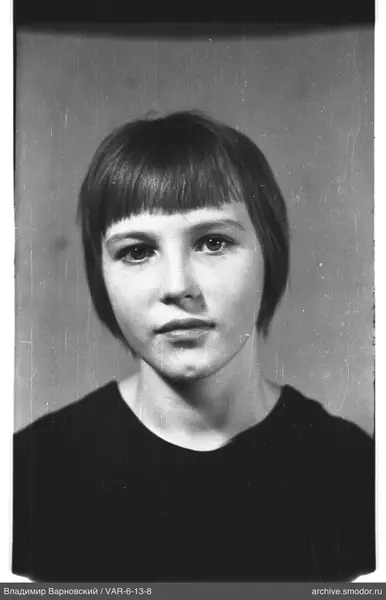 Porträt einer Frau mit kurzer Frisur